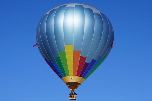 热气球飞翔在蓝天下 · 免费素材图片