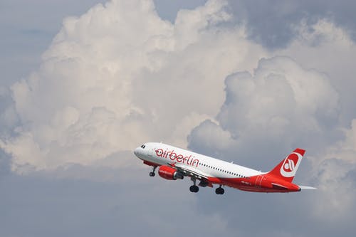 柏林航空红色和白色飞机 · 免费素材图片