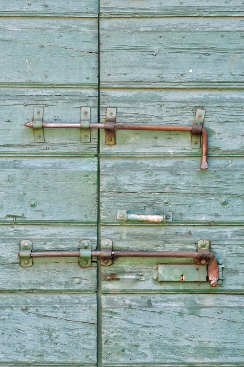 两个棕色钢闩锁 · 免费素材图片