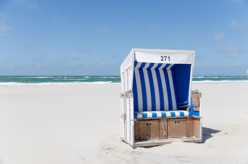 白天在海边的白色和蓝色条纹展位号271 · 免费素材图片