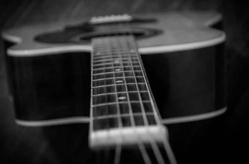 黑色民谣吉他 · 免费素材图片