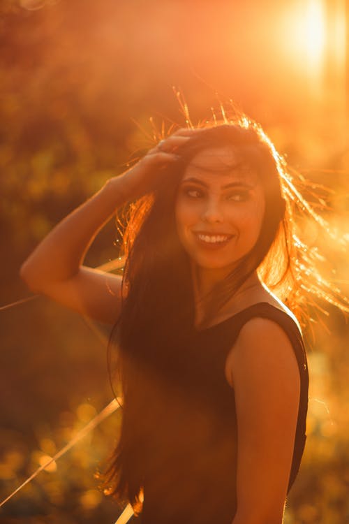 穿黑上衣的女人的照片 · 免费素材图片