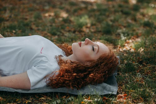 躺在地上的女人的照片 · 免费素材图片