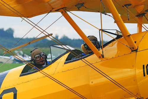 人骑黄飞机 · 免费素材图片