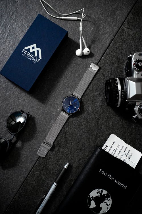 蓝宝石模拟手表旁边的模拟相机 · 免费素材图片