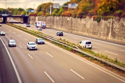 道路上的汽车 · 免费素材图片