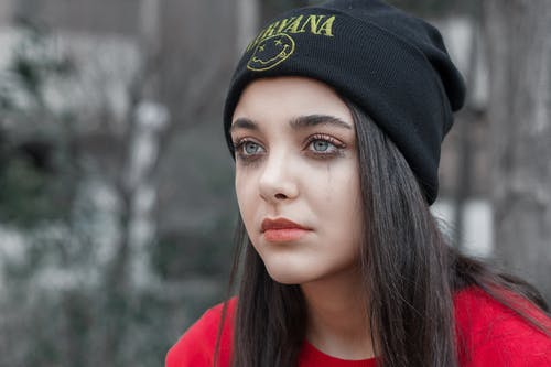 黑色针织帽和红色衬衫的女人 · 免费素材图片