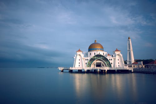 水体旁边的白色和棕色清真寺 · 免费素材图片