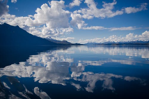 白天白色和蓝天下的湖水 · 免费素材图片