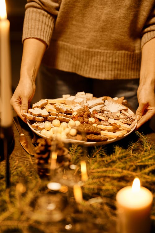 持有一盘自制饼干的人 · 免费素材图片