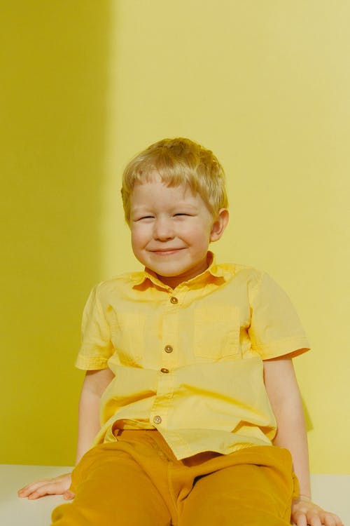 黄色纽扣衬衫的男孩 · 免费素材图片