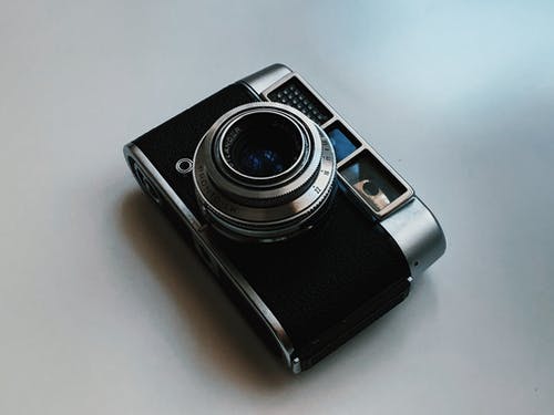 黑色和银色傻瓜相机 · 免费素材图片