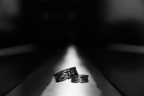 有关单色, 婚礼, 戒指的免费素材图片