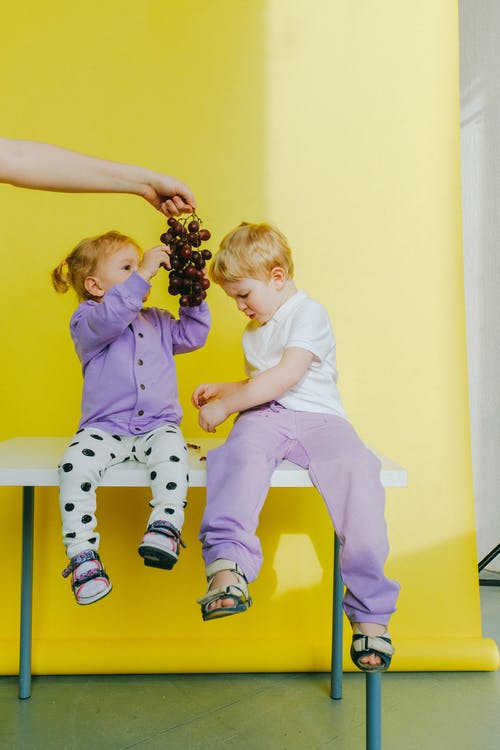 一个给孩子们新鲜葡萄果实的人 · 免费素材图片