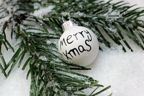 圣诞树上的白色摆设 · 免费素材图片