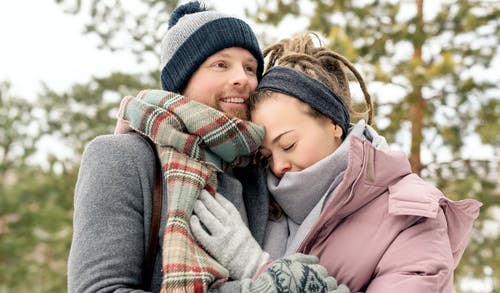 女人靠在男人的肩膀上的照片 · 免费素材图片