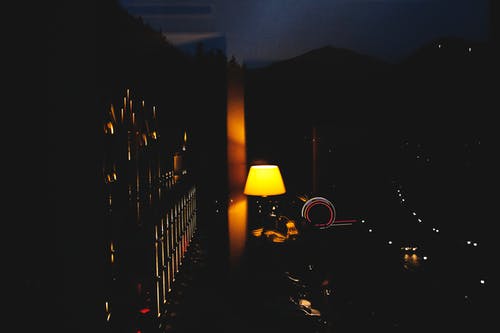 在黑暗的房间里打开灯 · 免费素材图片