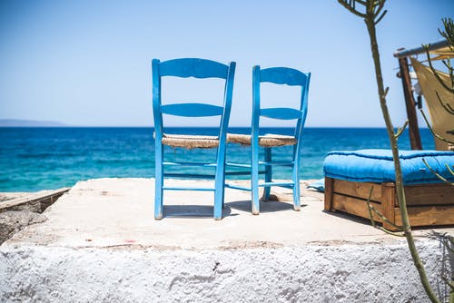 两把蓝棕色椅子 · 免费素材图片