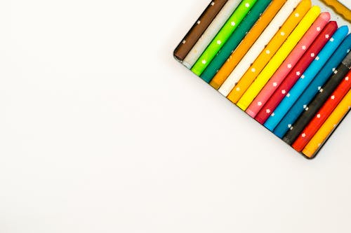 在白色背景的多彩色的铅笔 · 免费素材图片