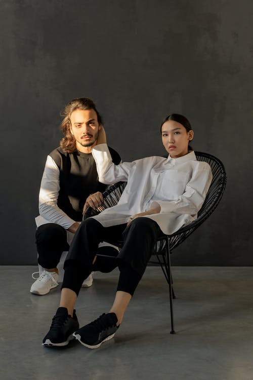 女人坐在黑色的金属椅子上 · 免费素材图片