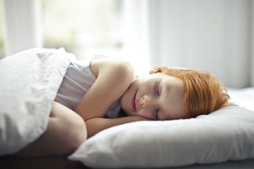 躺在床上的女孩 · 免费素材图片