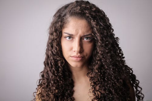 棕色卷发的未婚女人的肖像照片 · 免费素材图片