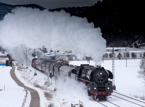 火车在雪地上旅行 · 免费素材图片