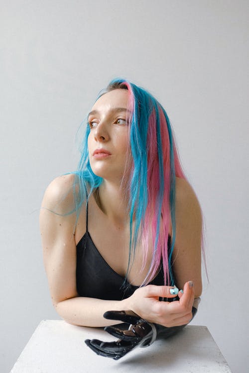 黑色背心坐着的女人 · 免费素材图片