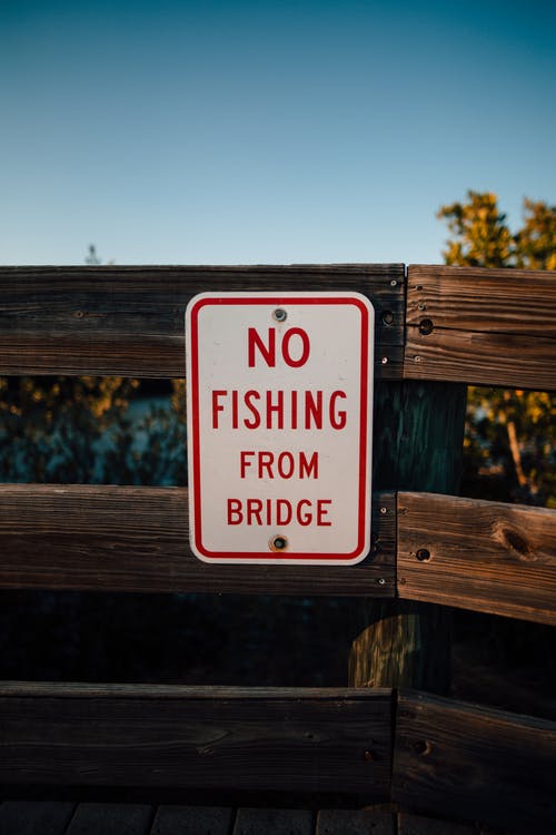 红色和白色没有钓鱼从桥梁标志 · 免费素材图片