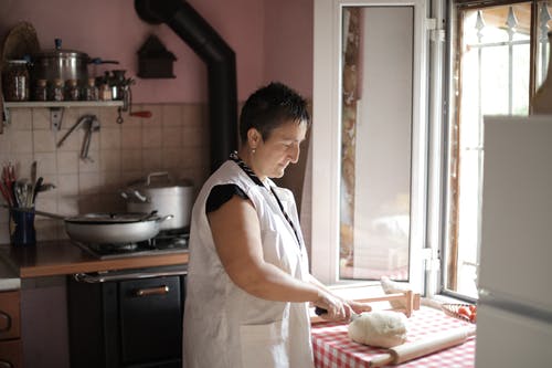白色围裙站在厨房里的女人 · 免费素材图片