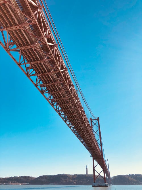 蓝蓝的天空下桥梁的低角度照片 · 免费素材图片