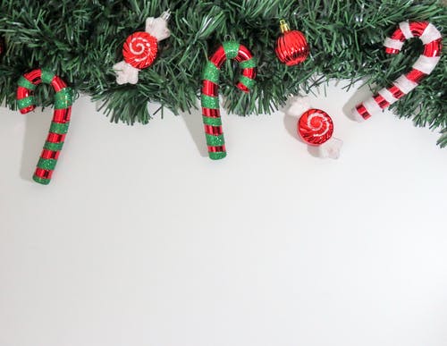 圣诞装饰品挂在树上的特写镜头 · 免费素材图片