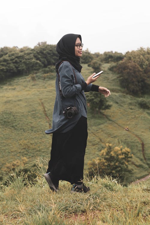 格仔的恤衫，站在草地上的女人 · 免费素材图片