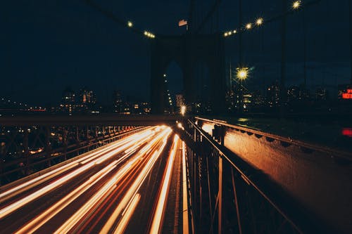 夜间道路上的光迹 · 免费素材图片
