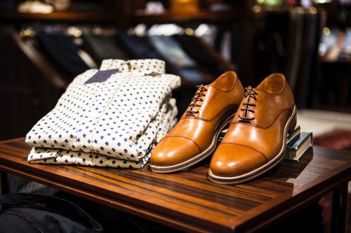 双桌上的棕色皮革休闲鞋 · 免费素材图片