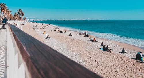 白天在海滩上的人的照片 · 免费素材图片