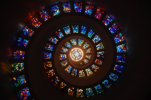 蠕虫通过屋顶的彩色玻璃装饰的眼图 · 免费素材图片