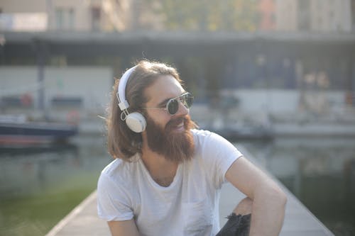 白船员的脖子t恤戴太阳镜的男人 · 免费素材图片