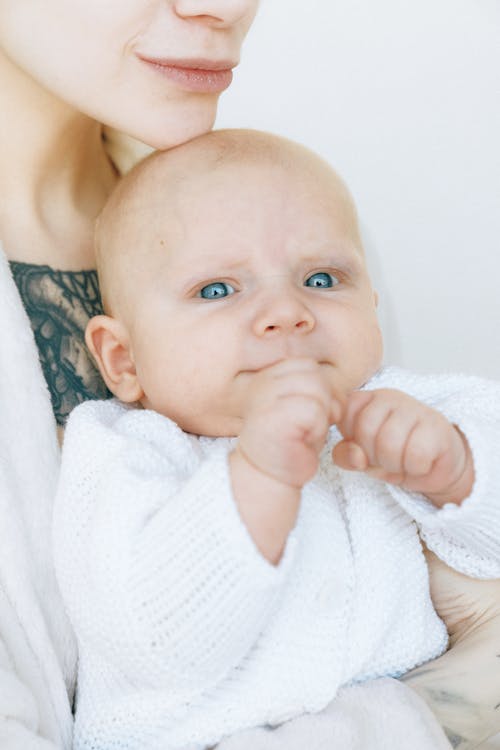 婴儿在白色针织衬衫 · 免费素材图片