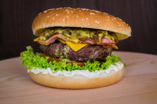 棕色表面上的汉堡 · 免费素材图片