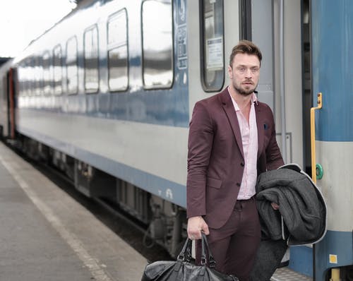 穿西装的男人 · 免费素材图片