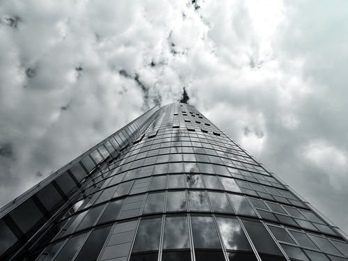 白云下的灰色高层建筑 · 免费素材图片
