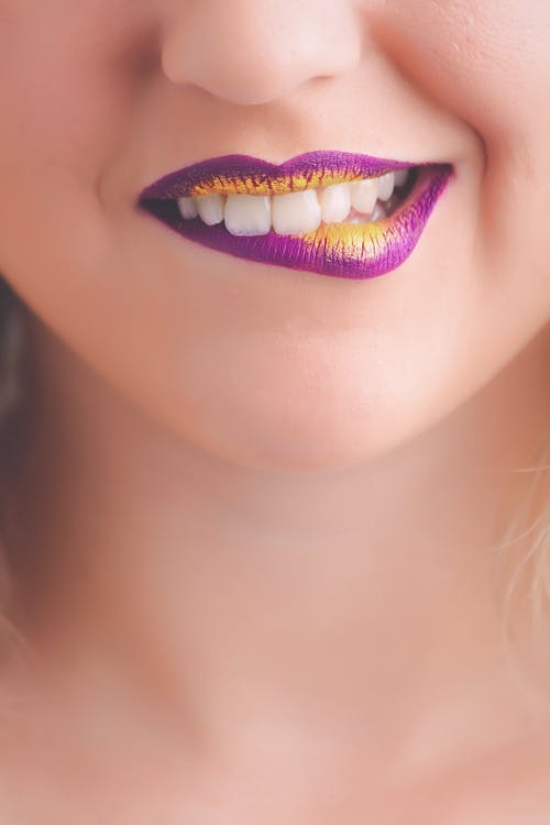 女人咬嘴唇 · 免费素材图片
