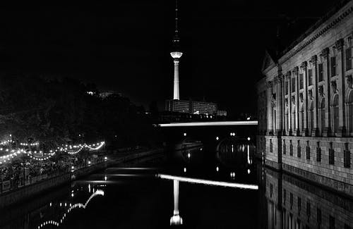 夜间城市的灰度照片 · 免费素材图片