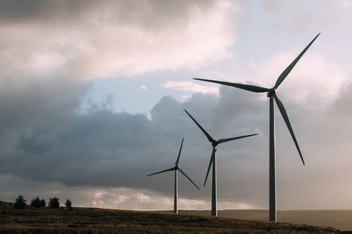 三台灰色风力发电机 · 免费素材图片