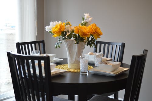 餐桌上的白色陶瓷花瓶 · 免费素材图片