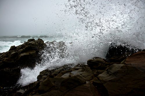 海浪在岩石上 · 免费素材图片