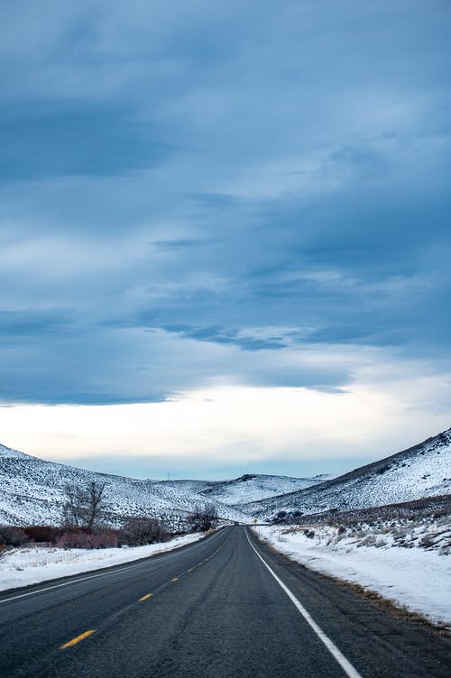 雪山之间的柏油路 · 免费素材图片