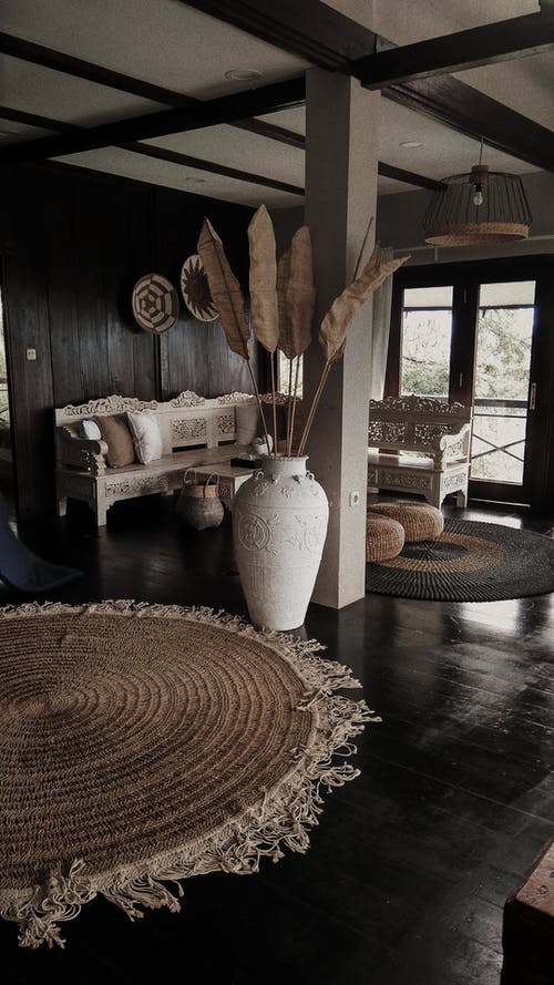 棕色木地板上的白色陶瓷花瓶 · 免费素材图片