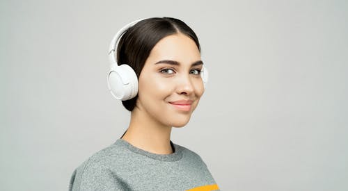 女人戴着白色耳机的照片 · 免费素材图片